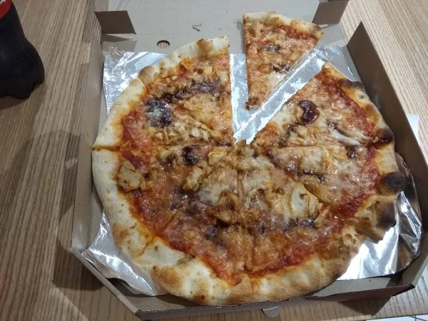 Pizza Scatola Cartone Sfondo Legno Spazio Testo Vista Dall Alto — Foto Stock