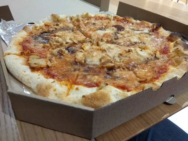 Pizza Pudełku Kartonowym Drewnianym Tle Miejsce Tekst Widok Góry Dostawa — Zdjęcie stockowe