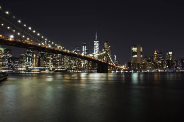 Manhattan'ın gece panorama bir köprü ile