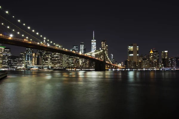 Manhattan'ın gece panorama bir köprü ile