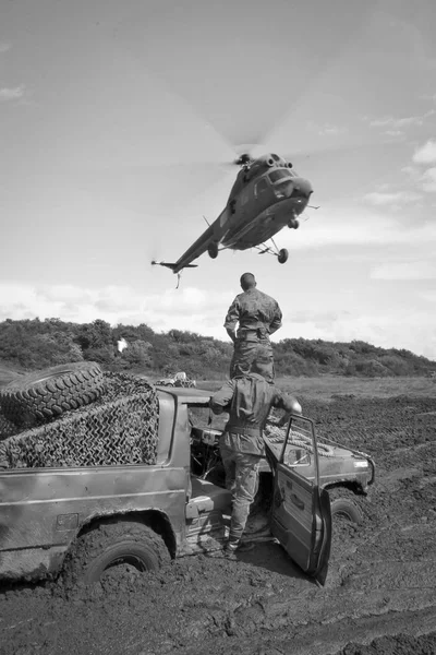 Los Militares Envían Contrato Helicóptero Arriba Abajo Del Suelo Helicóptero — Foto de Stock