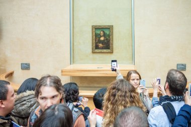 Paris, Fransa - 10 Ekim 2013: Louvre Müzesi Louvre piramit dünyanın dört bir yanından gelen çok sayıda turistin ziyaret