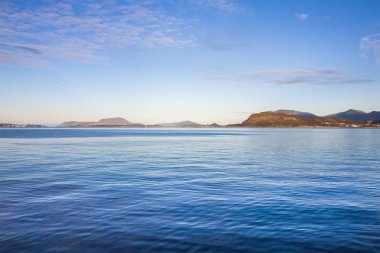 Norveç - nehir, taşlar, takoz yaz manzara Panoraması