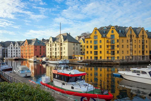 Vista Sobre Centro Ciudad Alesund Con Casas Históricas Barcos Personas — Foto de Stock