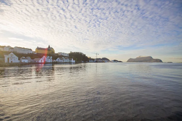 歴史的な家屋 ボート人々 とオーレスン市の中心街で表示します ノルウェー — ストック写真