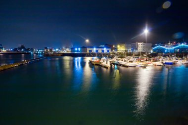 Reykjavik, İzlanda - 20 Kasım 2015: Gece görüş-in Reykjavik limanda. Yolcu gemilerine arka planda