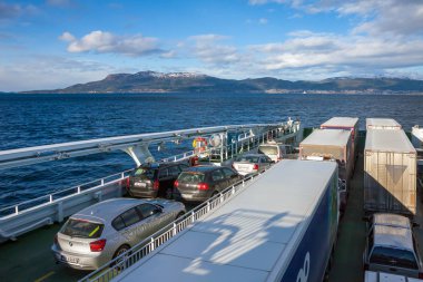 Molde, Norveç - 27 Şubat 2015: arabalar, Norveç taşıma feribot