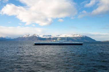 Molde, Norveç - 27 Şubat 2015: arabalar, Norveç taşıma feribot