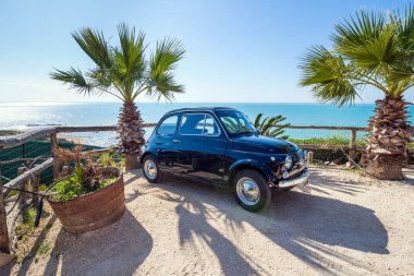 Trapani, İtalya - 24 Ekim 2016: Kiralık Fiat 500 Sicilya sahil yakınında. En popüler araba tarafından Kiralık Araba şirketleri Sicilya sunulan olduğunu.