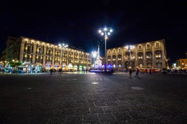 Catania, İtalya - 25 Ekim 2015: Gece görünümünü Piazza del Duomo fil heykeli ve Santa Agatha Catania, Sicilya, İtalya Katedrali.