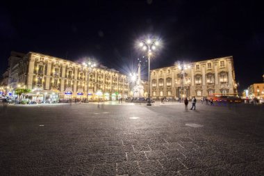 Catania, İtalya - 25 Ekim 2015: Gece görünümünü Piazza del Duomo fil heykeli ve Santa Agatha Catania, Sicilya, İtalya Katedrali.