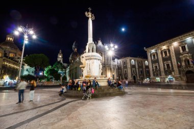 Catania, İtalya - 25 Ekim 2015: Gece görünümünü Piazza del Duomo fil heykeli ve Santa Agatha Catania, Sicilya, İtalya Katedrali.