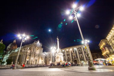 Catania, İtalya - 25 Ekim 2015: Gece görünümünü Piazza del Duomo fil heykeli ve Santa Agatha Catania, Sicilya, İtalya Katedrali.