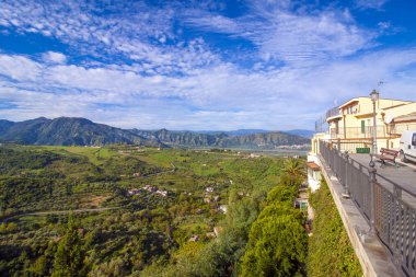 Castroreale - eski İtalyanca köyü tepede. Sicilya, İtalya