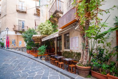 Lipari, İtalya - 27 Ekim 2015: Lipari eski şehrin dar sokak, Sicilya, İtalya