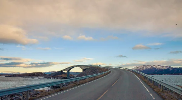 Φανταστική Γέφυρα Μέσω Φιόρδ Στον Δρόμο Του Ατλαντικού Στην Νορβηγία — Φωτογραφία Αρχείου