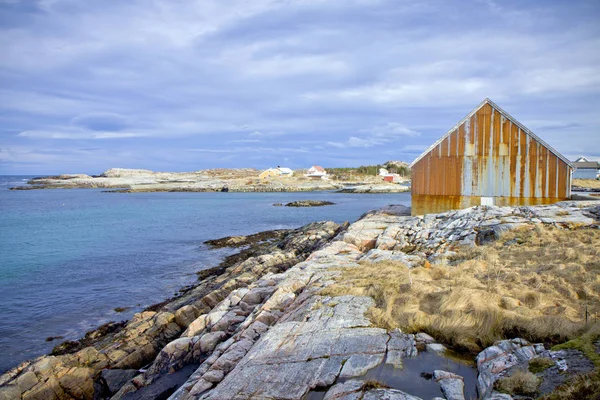 Cabana Norueguesa Costa Baía Dia Verão Nublado Nórdico Noruega — Fotografia de Stock