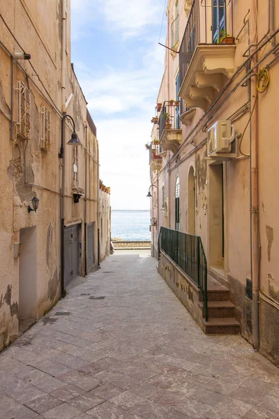 Pequena Rua Sicília Uma Vista Para Mar Itália — Fotografia de Stock
