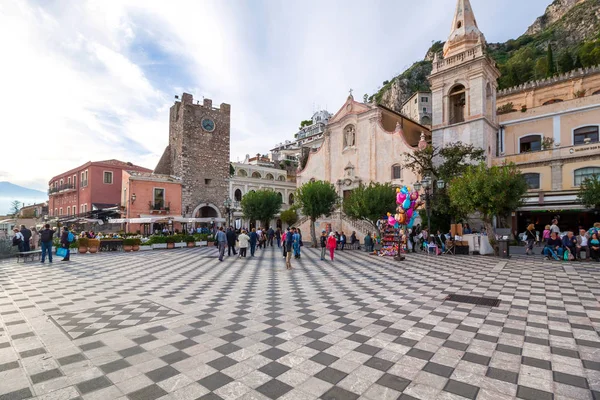Taormina, İtalya - 23 Ekim 2016: Taormina (Sicilya şehir sokak görünümünü)
