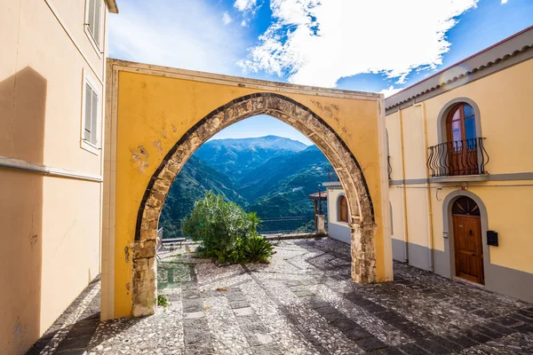 Castroreale - eski İtalyanca köyü tepede. Sicilya, İtalya