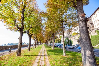 Bergamo, İtalya - 27 Ekim 2015: Görünüm üst şehir Bergamo San Vigilio Hill. Bergamo, İtalya