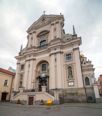 Vilnius, Litvanya - 4 Aralık 2015: Town Hall Meydanı Vilnius, Litvanya. Vilnius güzel mimari onun Old Town için bilinen, 
