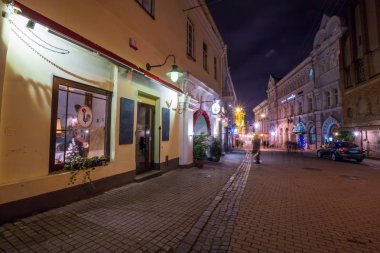 Vilnius, Litvanya - 4 Aralık 2015: Gece kenti Aralık'ta Noel için dekore edilmiş 