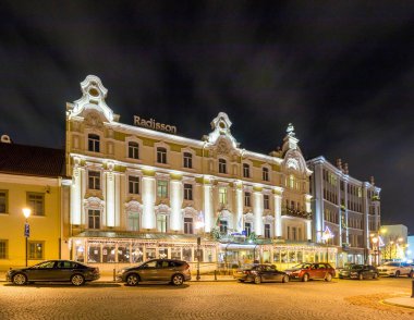 Vilnius, Litvanya - 4 Aralık 2015: Gece kenti Aralık'ta Noel için dekore edilmiş 