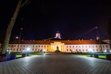 Vilnius, Litvanya - 4 Aralık 2015: Lithuanian National Museum ve şafak Kulesi 