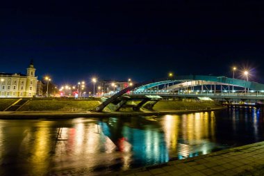 vilnius, Litvanya ' başkenti şehir panoraması hava gece.