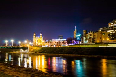 Vilnius, Litvanya - 4 Aralık 2015: Hava gece Vilnius, Litvanya sermaye şehir panoraması.
