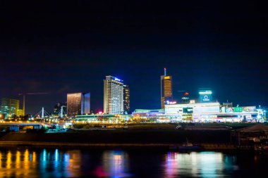 Vilnius, Litvanya - 4 Aralık 2015: Hava gece Vilnius, Litvanya sermaye şehir panoraması.