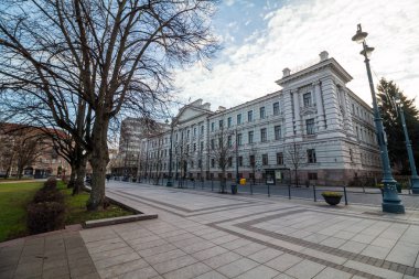 Vilnius, Litvanya - 4 Aralık 2015: Lukiskes Meydanı'na görünümüne Vilnius Bölge Mahkemesi