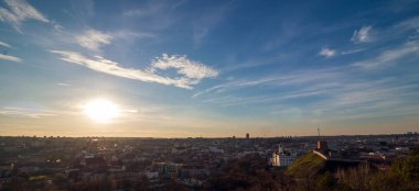 Vilnius, Litvanya sermaye şehir panoraması hava gece. Şafak kale kule görünümünden