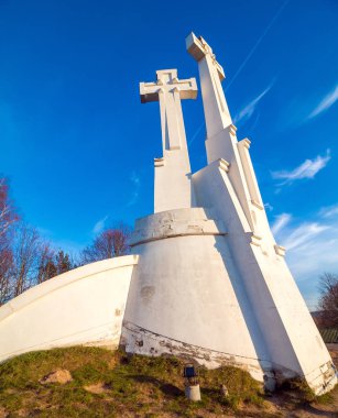 Vilnius, Litvanya tepenin üzerinde haçlar