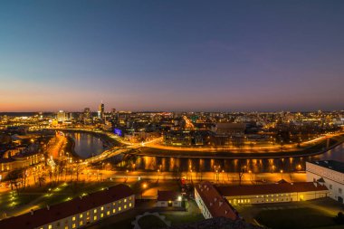 Vilnius, Litvanya sermaye şehir panoraması hava gece. Şafak kale kule görünümünden