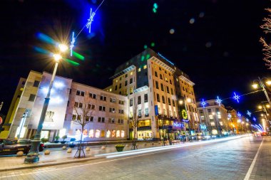 Vilnius, Litvanya - 4 Aralık 2015: Gece kenti Aralık'ta Noel için dekore edilmiş 