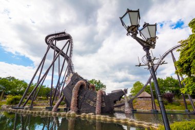 Soltau, Almanya - 8 Haziran 2015: Heide Park Resort Almanya'da Rollercoaster