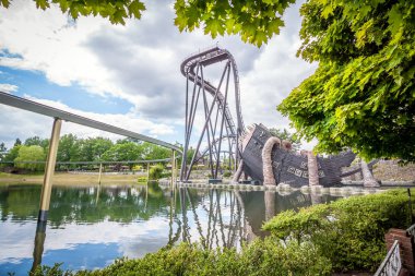 Soltau, Almanya - 8 Haziran 2015: Heide Park Resort Almanya'da Rollercoaster
