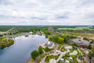 Soltau, Almanya - 8 Haziran 2015: Almanya'da Heide Park Resort. Gözlem noktasından görüntülemek