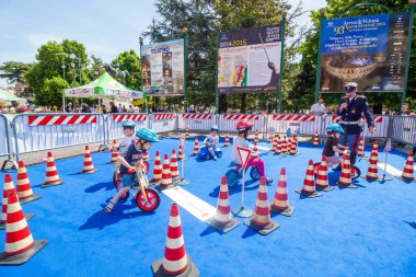 Verona, İtalya - 15 Mayıs 2015: gösterilen, bir doğru üzerinde Piazza sutyen Verona nasıl bisiklet İtalyan polisi