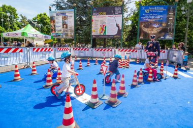 Verona, İtalya - 15 Mayıs 2015: gösterilen, bir doğru üzerinde Piazza sutyen Verona nasıl bisiklet İtalyan polisi