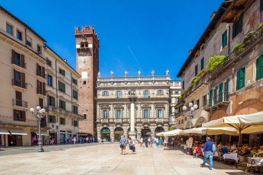 Verona, İtalya - 16 Mayıs 2015: Turist ana square yakınındaki Verona sokakları şehir görünümünü