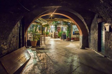 Verona, İtalya - 16 Mayıs 2015: dar sokak restoranları karanlıkta eski kasabasında Verona ile