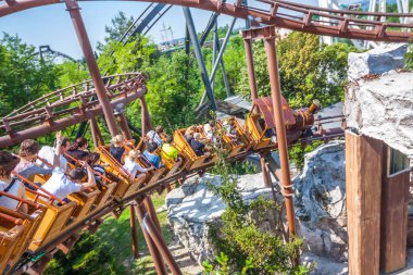 Castelnuovo del Garda, İtalya - 15 Mayıs 2015: Gardaland roller coaster, bir yolculuk sırasında çığlık atan genç insanlara