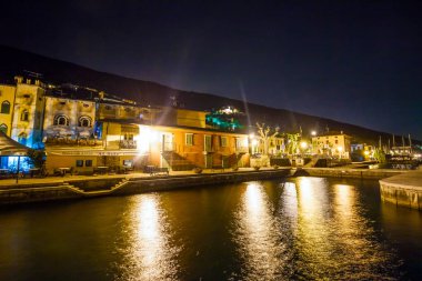 Brenzone, İtalya - 5 Mayıs 2015: Restoran Garda Gölü İtalya üzerinden gece görünüm.