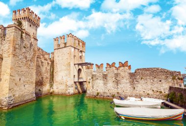 Sirmione, İtalya - 16 Mayıs 2015: Sirmione şehir İtalya Garda Gölü yakınındaki Rocca Scaligera kalede