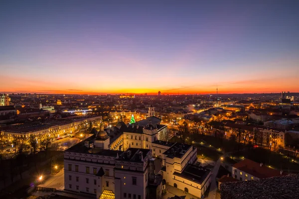 立陶宛首都维尔纽斯空中夜景全景 查看从团长格季米纳斯 谢尔克斯尼斯城堡塔 — 图库照片