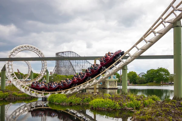 Soltau, Almanya - 8 Haziran 2015: Heide Park Resort Almanya'da Rollercoaster