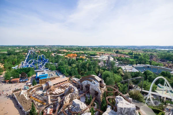 Garda Gölü ve yüksek dağ içinde geçmiş. Gardaland, Lombardiya, İtalya gözlem masasından görüntüleme
